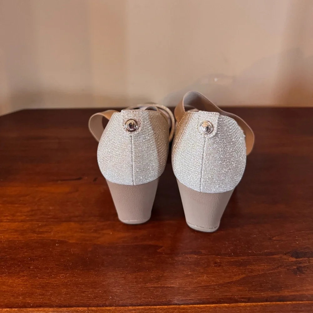 Anne Klein Aktara2 Shimmering Platinum Wedges - sz 9.5m - New in Box